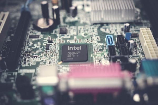 Intel Xeon oder AMD EPYC – welchen Serverprozessor für Ihre Infrastruktur wählen?