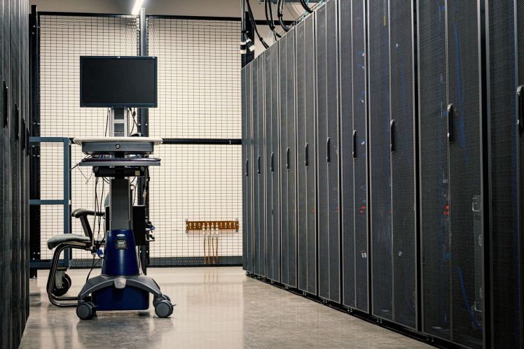 How many servers does a company need – one powerful machine or several smaller ones?
