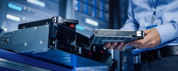 Festplattenmontage in einem Rack-Server